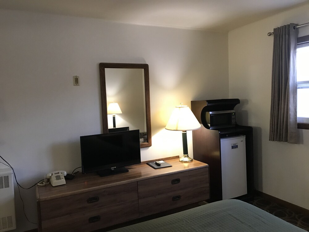 Colonial Inn Dyersville - photo 10