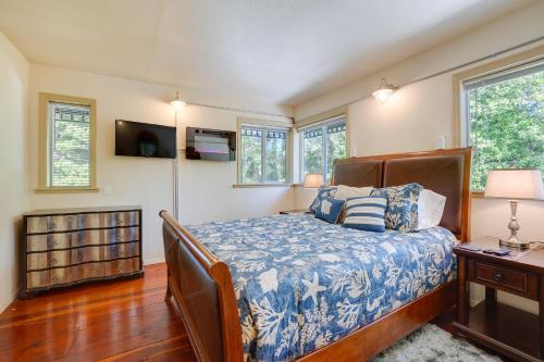 Waterfront Coos Bay Retreat with Kayaks — 4-Star Luxury Hotel in Coos Bay, United States