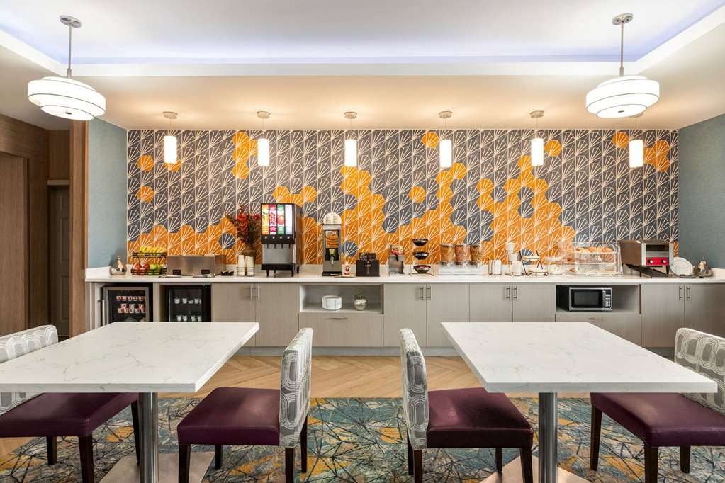 La Quinta Inn & Suites by Wyndham San Antonio N Stone Oak - photo 35