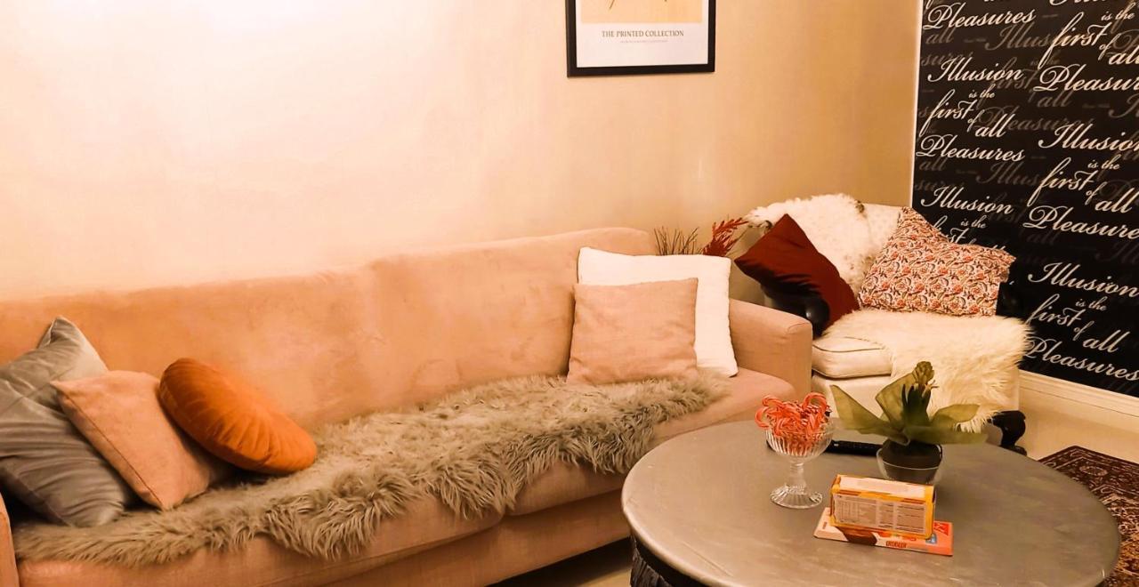 Avara Huoneisto Lasitettu Parveke Kaksi Weeceeta in Kotka, Finland