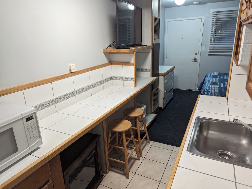 Majestic Rockies Motel - photo 19