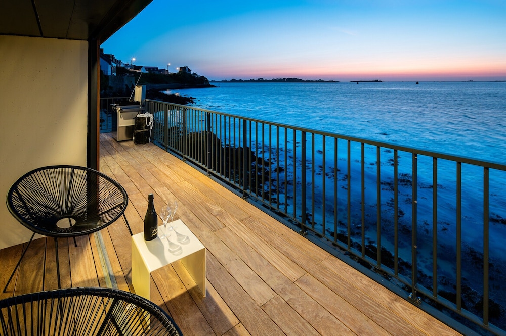 Apartment in Landeda With Beachfront Views — 4-Star Luxury Hotel in Landeda, France
