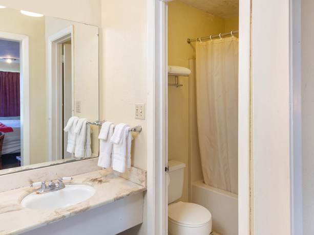 Rest Inn Extended Stay I 40 Airport Wedding & Event Center - photo 2