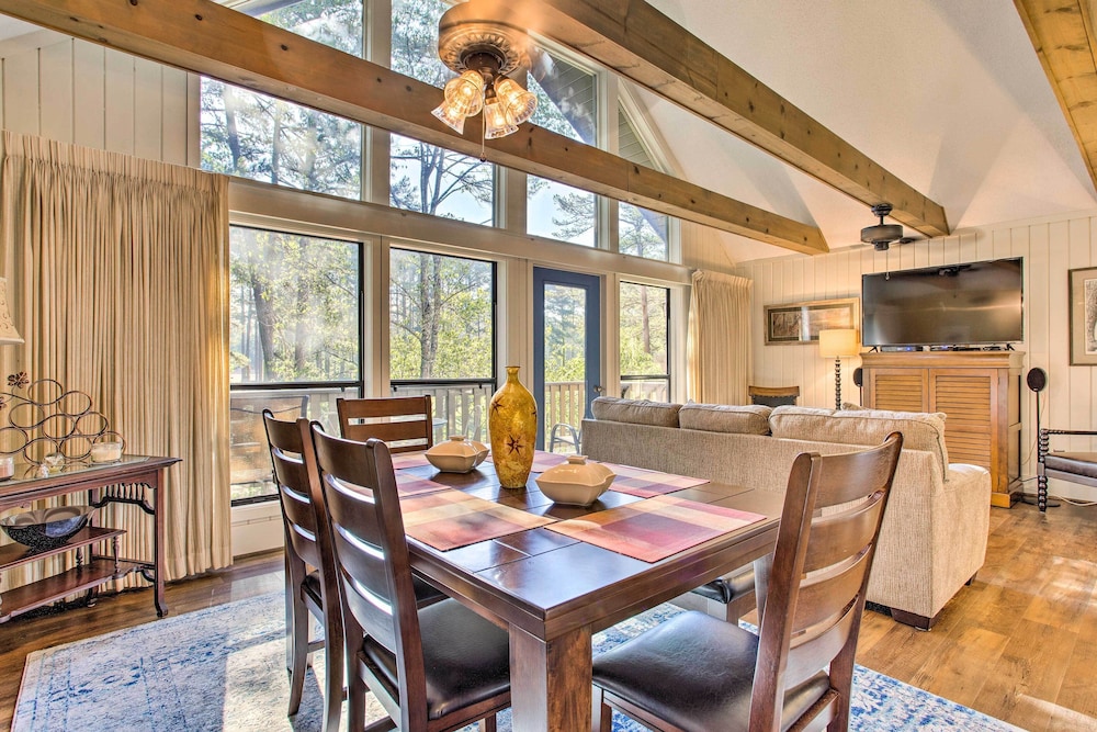 Keowee Keys Home w Mountains View & Lake Access — 4-Star Luxury Hotel in Salem, United States
