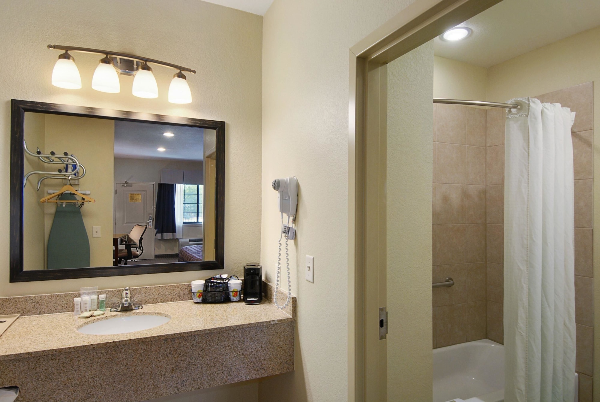 Super 8 by Wyndham Stephenville - photo 4