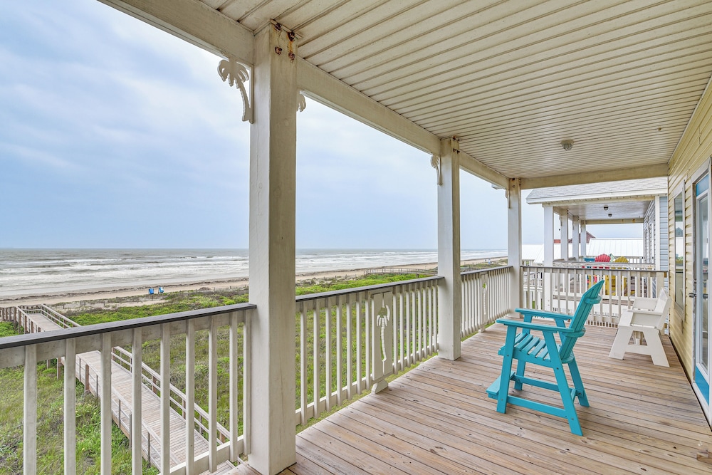 2 Decks Patio & Views: Beachfront Texas Retreat in Freeport, United States