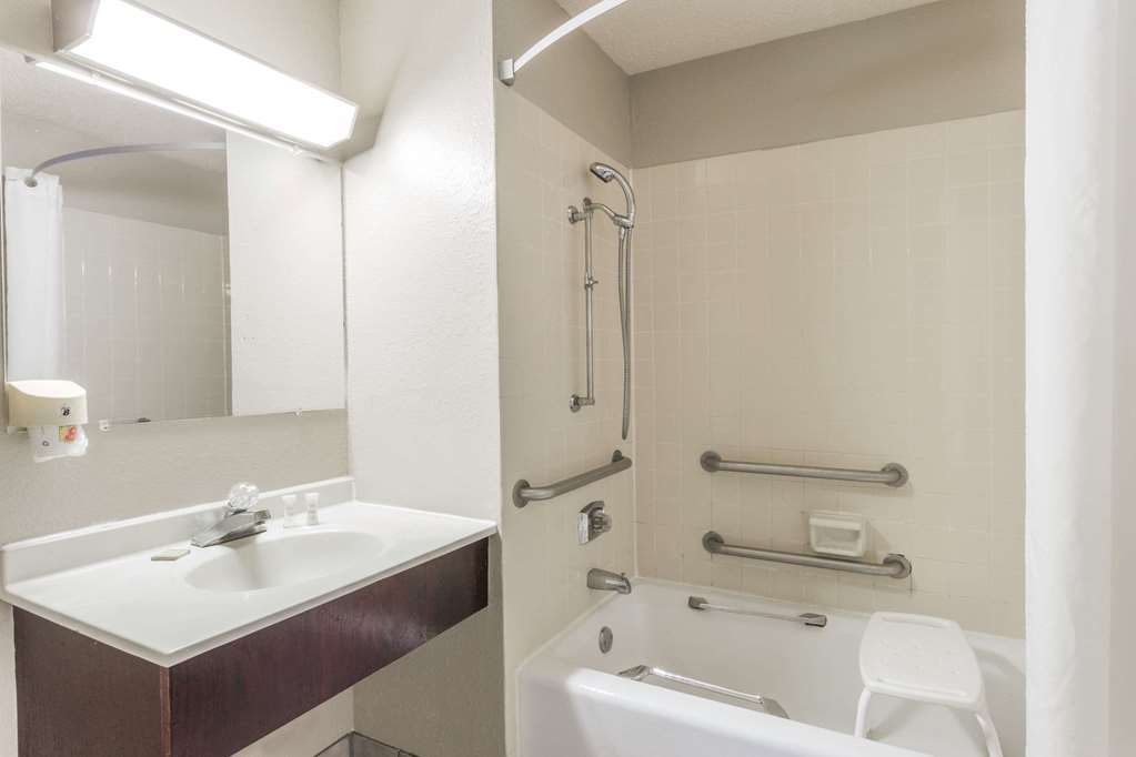 Super 8 by Wyndham St. Charles - photo 8