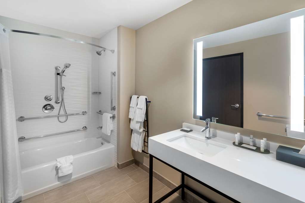 La Quinta Inn & Suites by Wyndham Nashville Downtown Stadium - photo 21