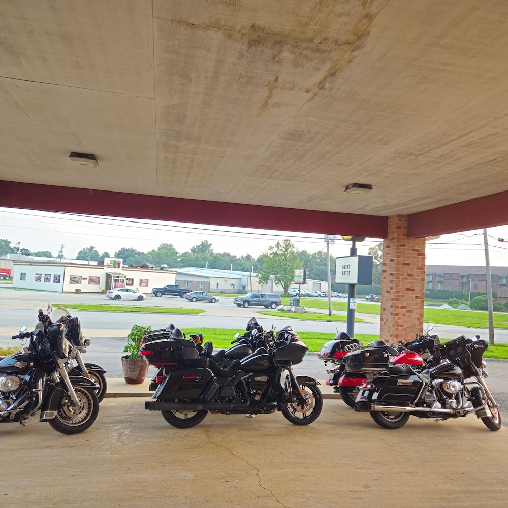 Watseka 24 Inn & Suites - photo 43