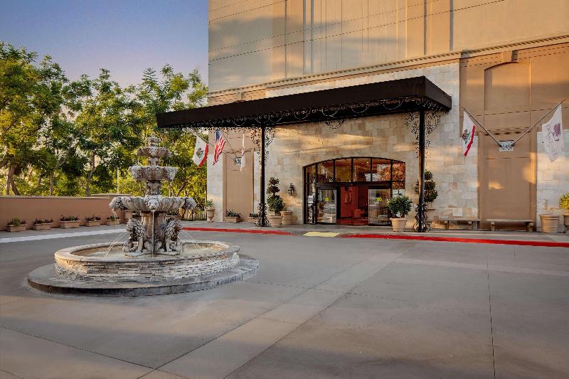 Hotel Zessa Orange County Airport a DoubleTree by Hilton - photo 3