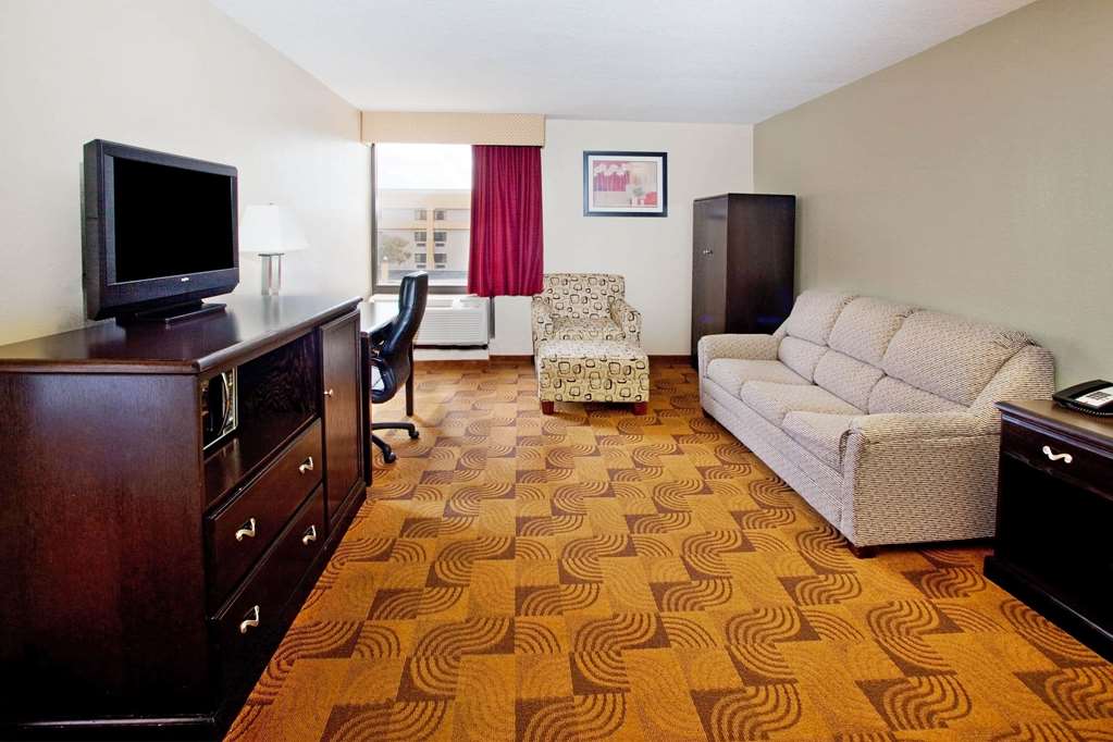 La Quinta Inn & Suites by Wyndham Memphis Airport Graceland - photo 32