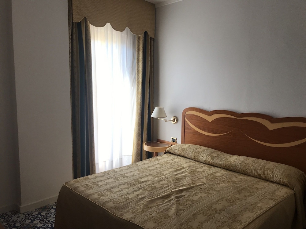 Hotel Albatros — 4-Star Luxury Hotel in Piano Di Sorrento, Italy