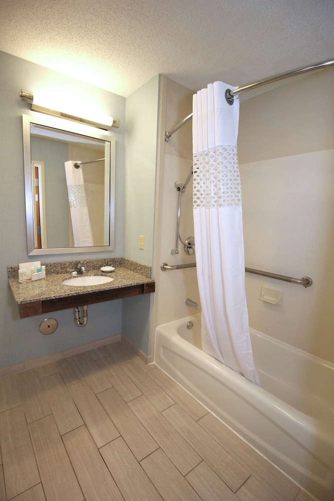 Hampton Inn Sandusky Central - photo 16