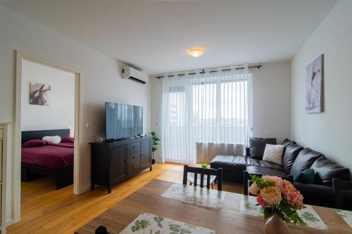 Flexible SelfCheckIns 93 Zagreb Garage Balcony Bedroom — 4-Star Luxury Hotel in Zagreb, Croatia