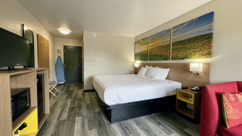 Days Inn by Wyndham Columbus IN - photo 17