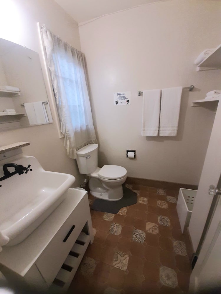 The New Star Motel with Studio Kitchens: 1950s Extended Stay Lodging and Retreat Center - photo 62