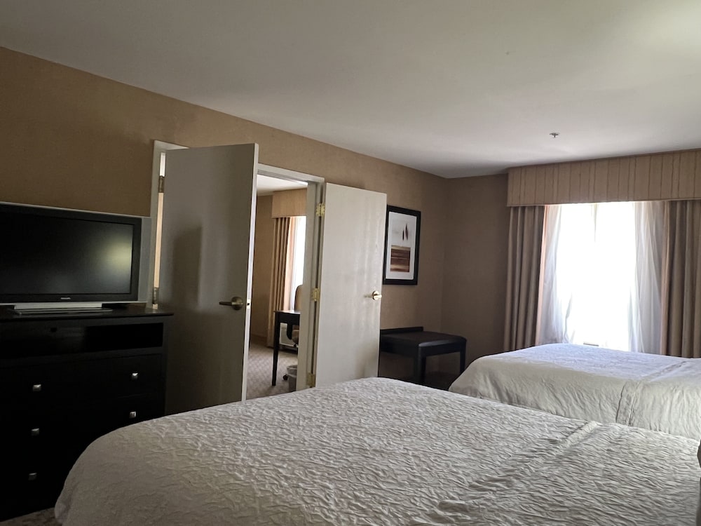 Hampton Inn & Suites Barstow - photo 11