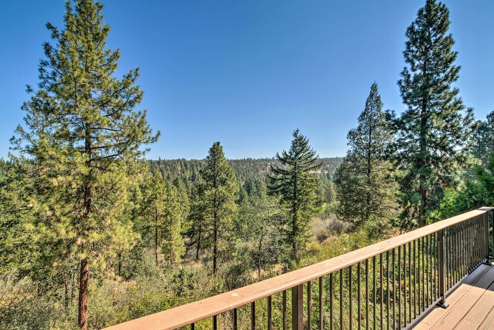 Bright Klamath Falls Townhome w Resort Perks - photo 13