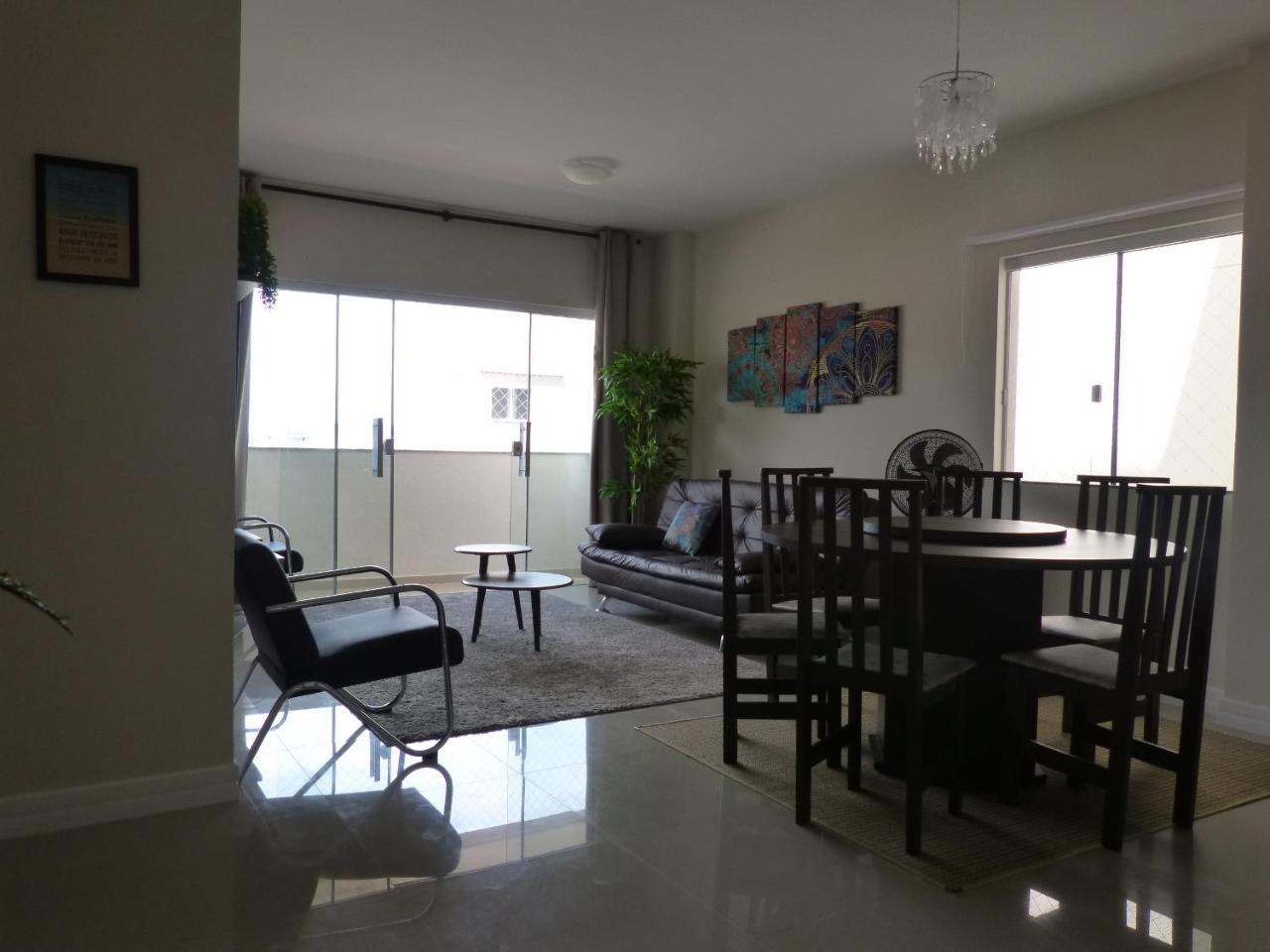 100m da Praia Novo amplo e com 4 camas de casal in Porto Belo, Brasil