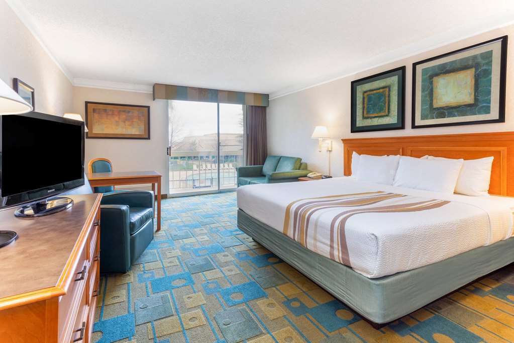 La Quinta Inn & Suites by Wyndham Redding - photo 16