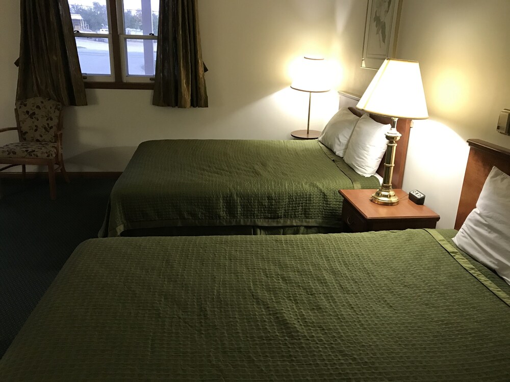 Colonial Inn Dyersville - photo 14
