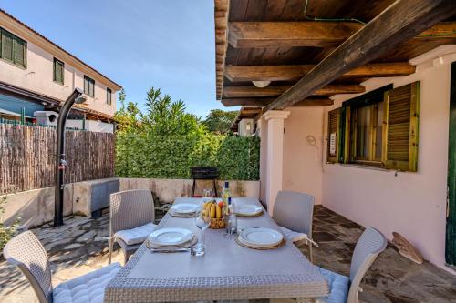 5min dalla Spiaggia La Cinta Villetta Elegante a San Teodoro — 4-Star Luxury Hotel in San Teodoro, Italy