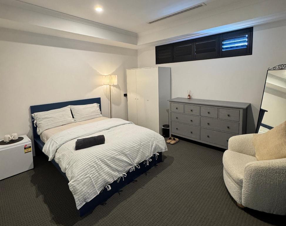 Décembre House 24hrs Self Late Check in Shared Home style Accommodation in Belmont Central — 4-Star Luxury Hotel in Perth, Australia