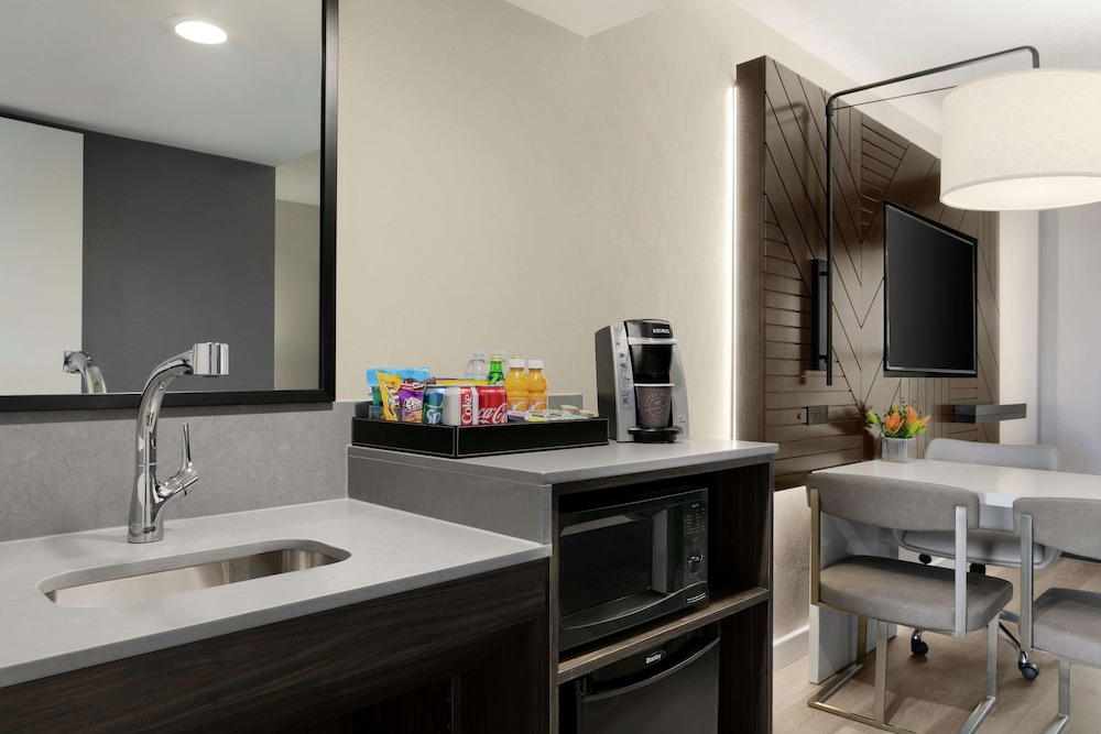 Embassy Suites by Hilton Los Angeles Downey - photo 26