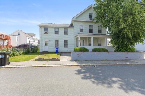 17 19Cozy&Spacious 6BR home in Malden with window AC and free parking — 4-Star Luxury Hotel in Malden, United States