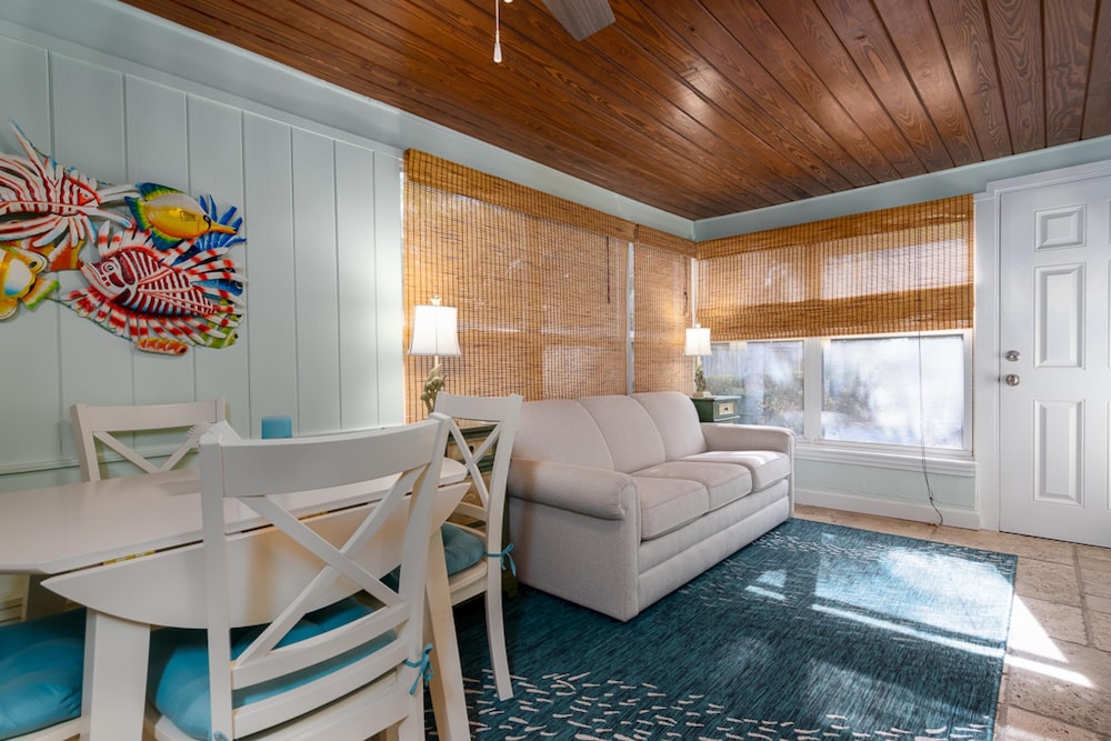 Turtles Nest Pool Home Hot Tub Walking Distance to the Beach 821 E. 11th — 4-Star Luxury Hotel in New Smyrna Beach, United States