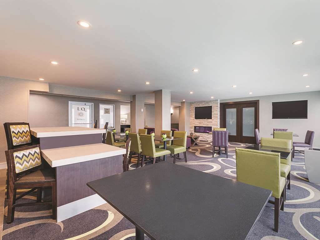 La Quinta Inn & Suites by Wyndham Austin Round Rock - photo 39