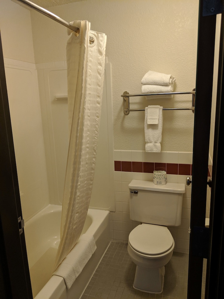 Boarders Inn & Suites by Cobblestone Hotels Ripon - photo 28