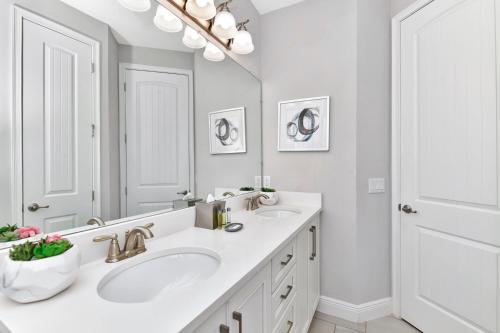 Modern Home With Themed Rooms Foosball Table And Waterpark & Resort Access Near Disney At Encore Resorts Reunion 253Sf — 4-Star Luxury Hotel in Kissimmee, United States