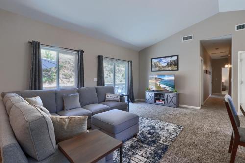 Yosemite Hilltop Gated Villa near Oakhurst Bass Lake and Mariposa w EVCharger Hottub Grill and Awesome Views — 4-Star Luxury Hotel in Ahwahnee, United States