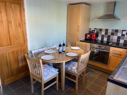 3 Bedroom Cottage Sleeps 5 Village Location