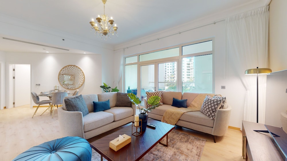 Elegant 2 BR Apartment with Beach Access — 4-Star Luxury Hotel in Dubai, United Arab Emirates