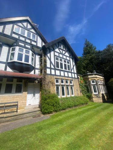 Spacious Guest Flat near Roundhay Park — 4-Star Luxury Hotel in Leeds, United Kingdom