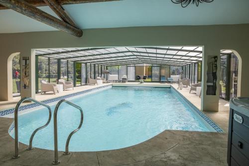 Superb Prestige Property With Indoor Heated Swimming Pool Seminar Room And Tennis Court In Mouries In The Alpilles In Provence 16 People — hotel in Mouries