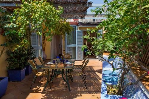 Dimora dei Giganti Apartment — 4-Star Luxury Hotel in Naples, Italy
