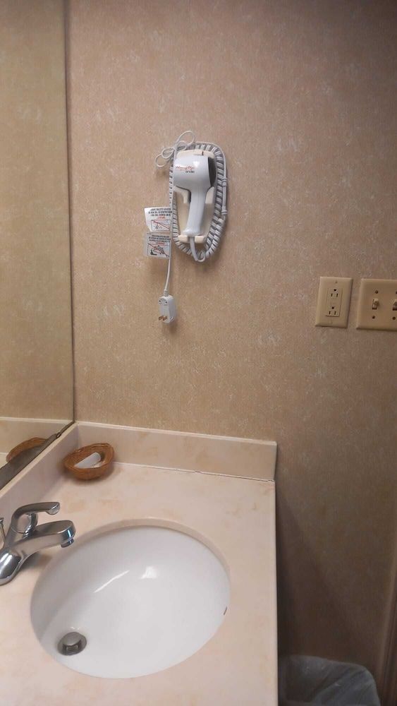 Traveler Inn and Suites - photo 7