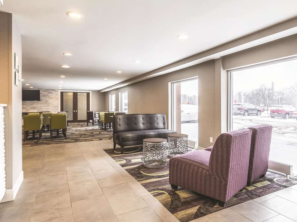 La Quinta Inn & Suites by Wyndham Cleveland Airport North - photo 10