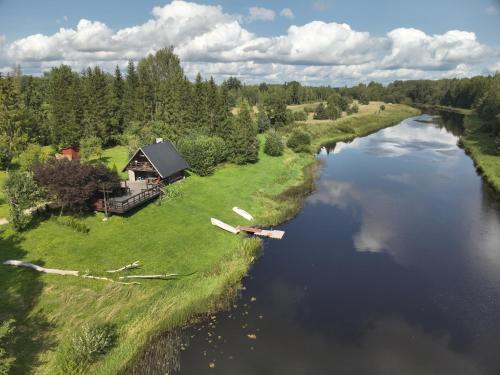 Saarisoo Oaas jõe kaldal - carbon neutral hotel in Unknown City