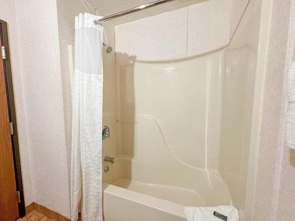FairBridge Inn & Suites Batavia Darien Amusement Park - photo 21
