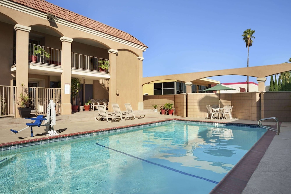 Howard Johnson by Wyndham Buena Park - photo 26