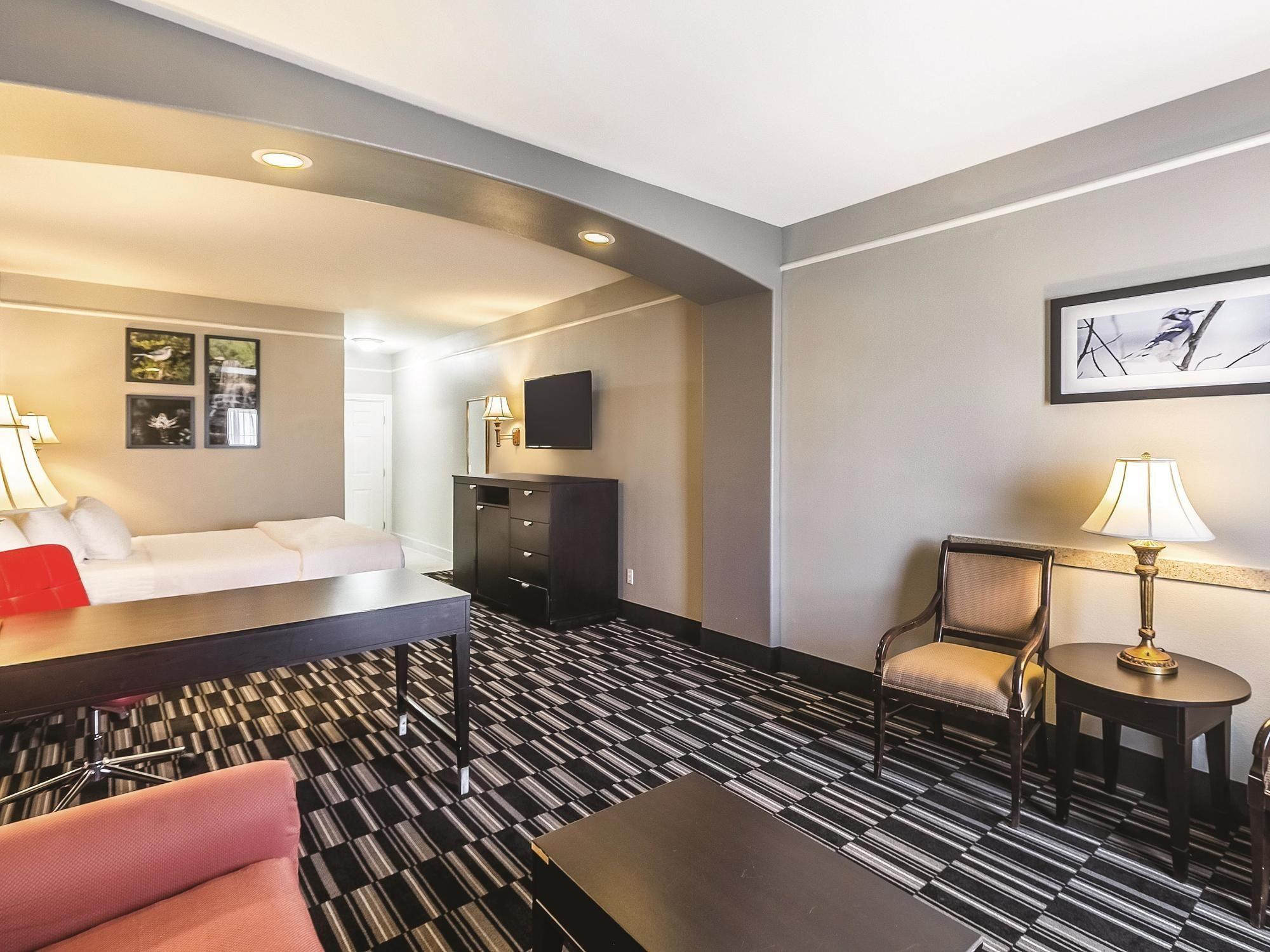 La Quinta Inn & Suites by Wyndham Alamo McAllen East - photo 18