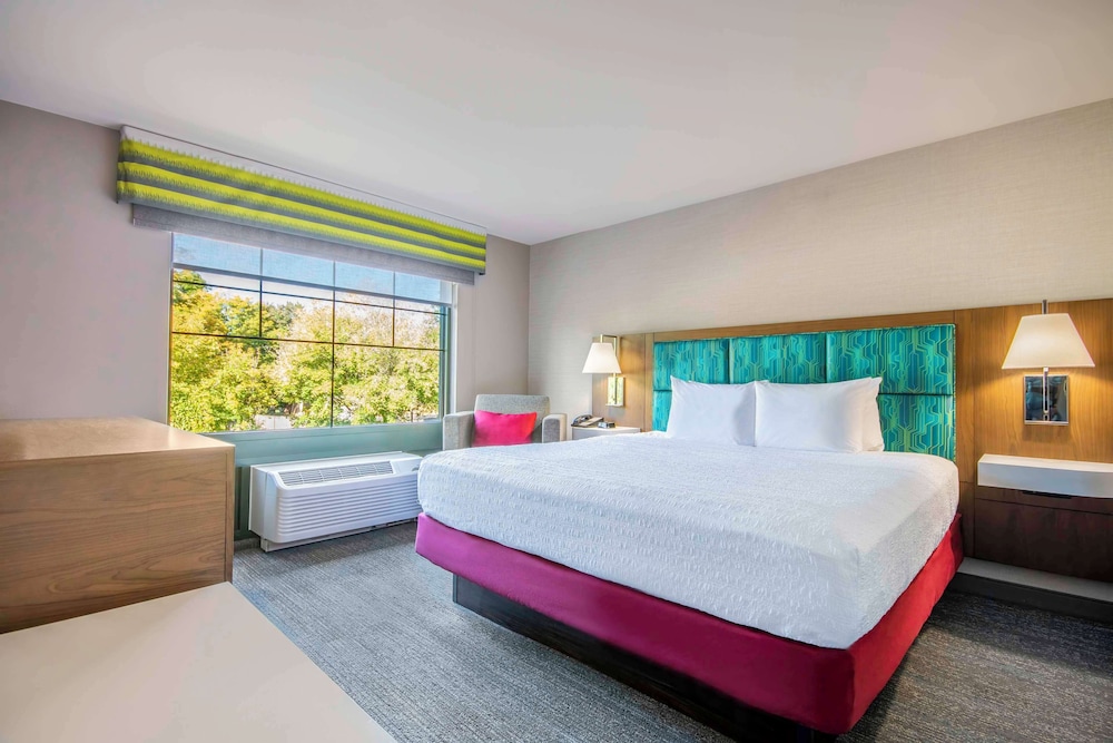 Hampton Inn East Aurora - photo 12