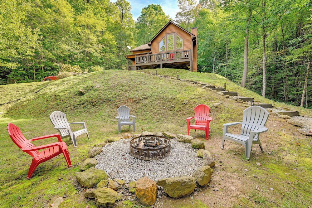 Bright Bryson City Cabin with Fire Pit and Hot Tub — 4-Star Luxury Hotel in Bryson City, United States