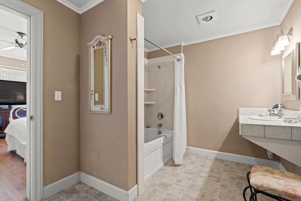 Cinnamon Bear Creekside Inn - photo 39