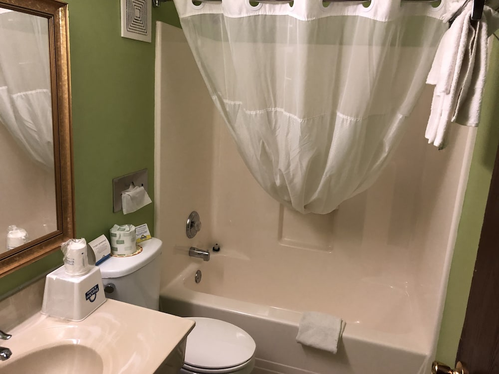 Days Inn & Suites by Wyndham Youngstown Girard Ohio - photo 21