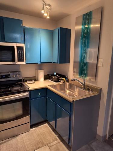 Modern Art Deco 1BR Retreat